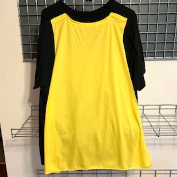 Batman Shirt w/ Attached Yellow Cape.................... Size: XL . {46-48} - Picture 3 of 6